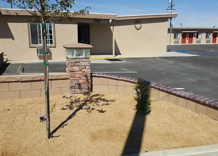Motel 6 Maple/Main