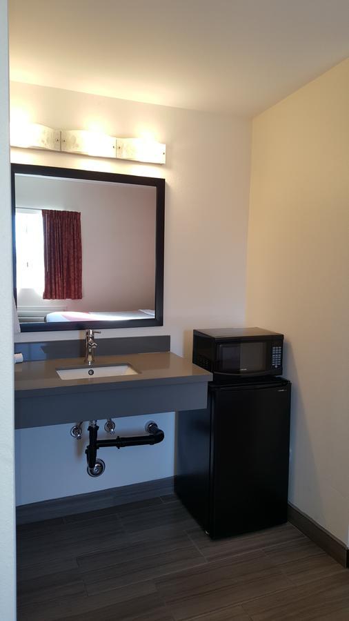 Motel 6 Maple/main